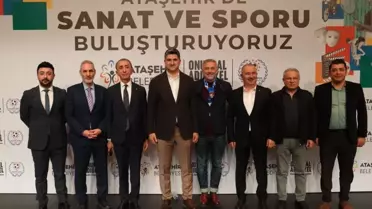 Panelde konuşma yapan ünlü spor antrenörü