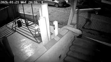 Güvenlik kamerası kaydında halı hırsızlığı