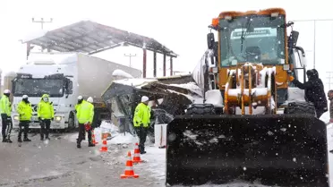 Kaza sonrası polis memurları ve otobüs