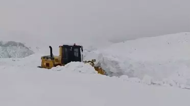 Karla kapalı köy yolu temizleme çalışması