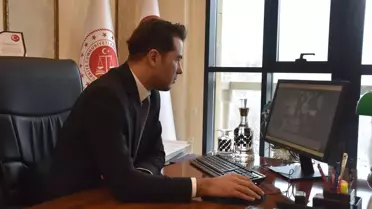 Gümüşhane Başsavcısı Gürgah, AA’nın Yılın Kareleri Seçiminde Fotoğraflarını İnceliyor