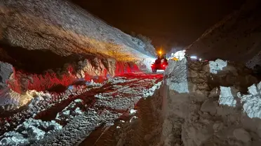 Karayolları ekiplerinin çığ temizleme operasyonu