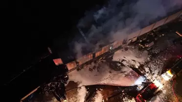 Yanmış lastik yığını ve itfaiye araçları