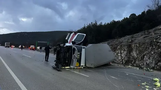 Kaza sonrası devrilmiş kamyonetin görüntüsü