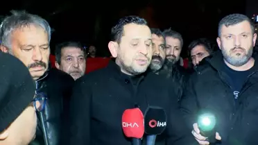 Taksicilerin bayraklarla süslenmiş araçları
