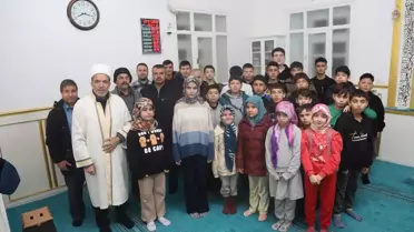 Çocuklar camide namaz kılarken