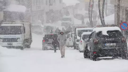 Karlıova’da karla kaplı yollar ve temizlik ekipleri