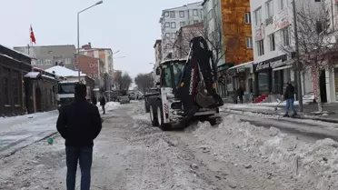 Kamyonlarla kar taşıma çalışması