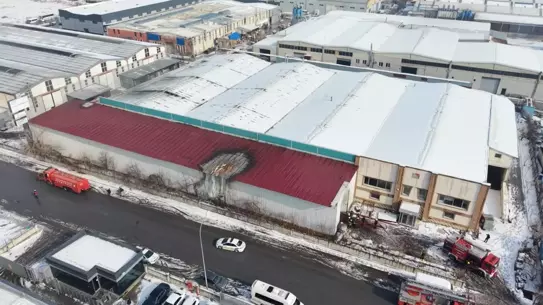 Yangın sonrası fabrikada itfaiye ekipleri