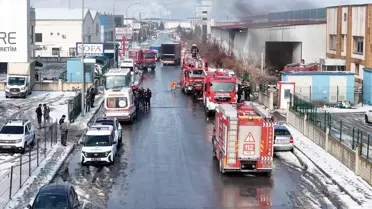 Yangın sonrası hasar görmüş mobilya fabrikası