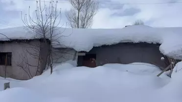 Kerpiç evin çökmüş çatı detayı