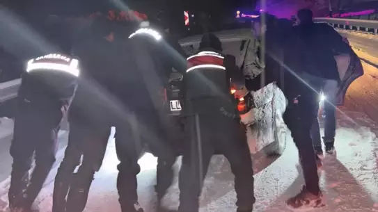 Jandarma ekipleri kar temizleme çalışması