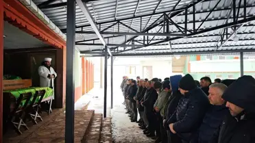 Cenaze töreninde açılan mezarlar