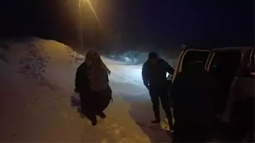 Kurtarma ekiplerinin kar altında çalışması