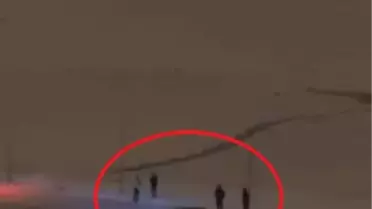 Kar yağışında drift yapan otomobilin yakın çekim görüntüsü