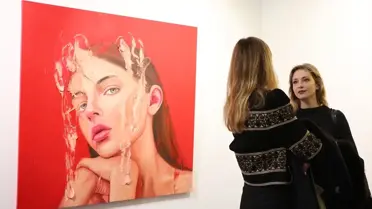 Şahin Demir’in Bakışla Yüzleşme sergisindeki bir kadın portre eseri