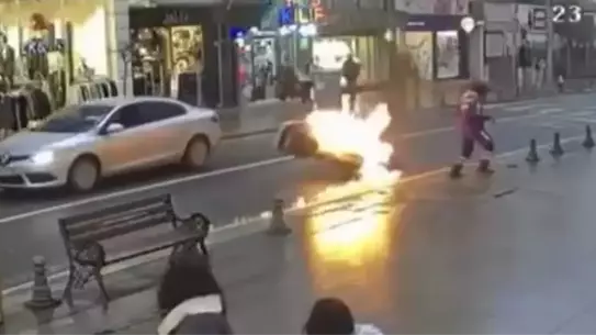 Motosikletin alev almış hali, itfaiye ekipleri müdahale ederken