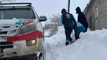 UMKE ekiplerinin karla mücadele ettiği an