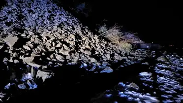 Toprak kayması sonrası kapanan köy yolu