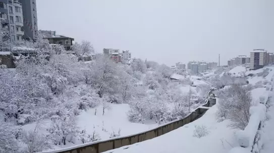 Şırnak'ta kar yağışı sırasında kapalı köy yolları