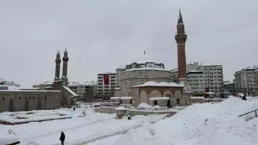 Karla kaplı Sivas yolları