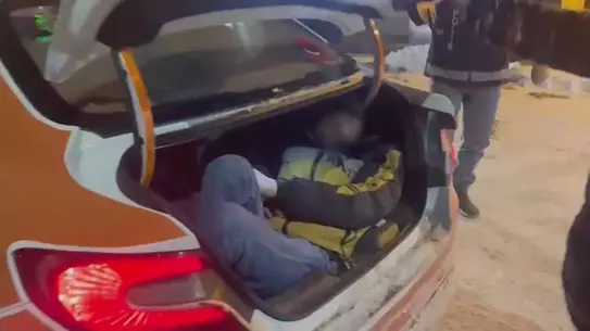 Kars'ta taksi bagajını kontrol eden polis memurları