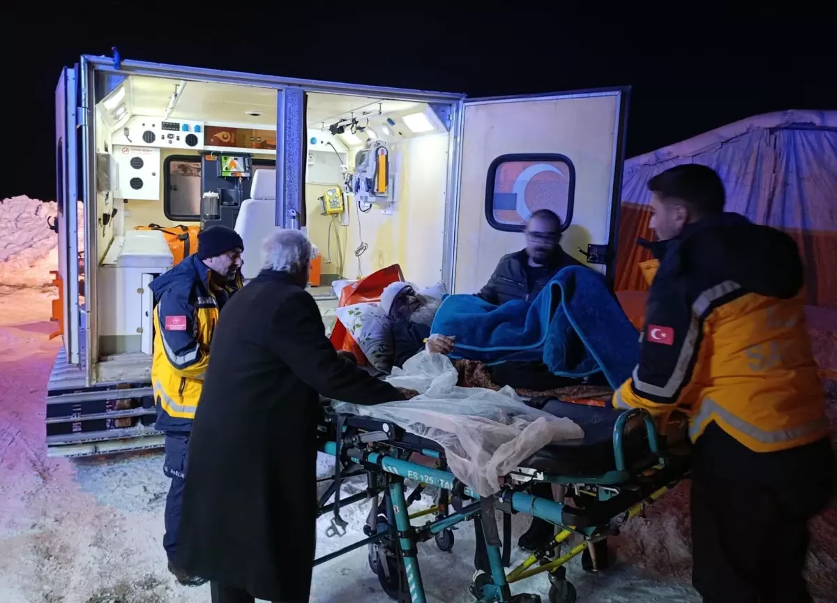 Kapalı Yolda Paletli Ambulansla Acil Müdahale: 77 Yaşındaki Hastanın Hikayesi