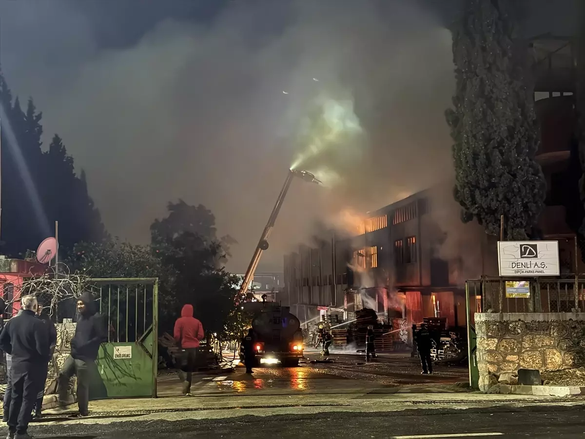 Adana Hacı Sabancı OSB'deki Ahşap Fabrikası Yangını Kontrol Altına Alındı