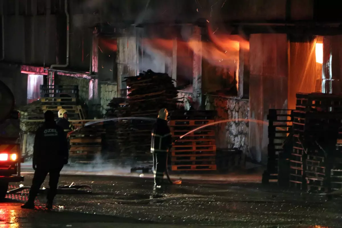 Adana'da Gece Yarısı Yangını Kontrol Altına Alındı