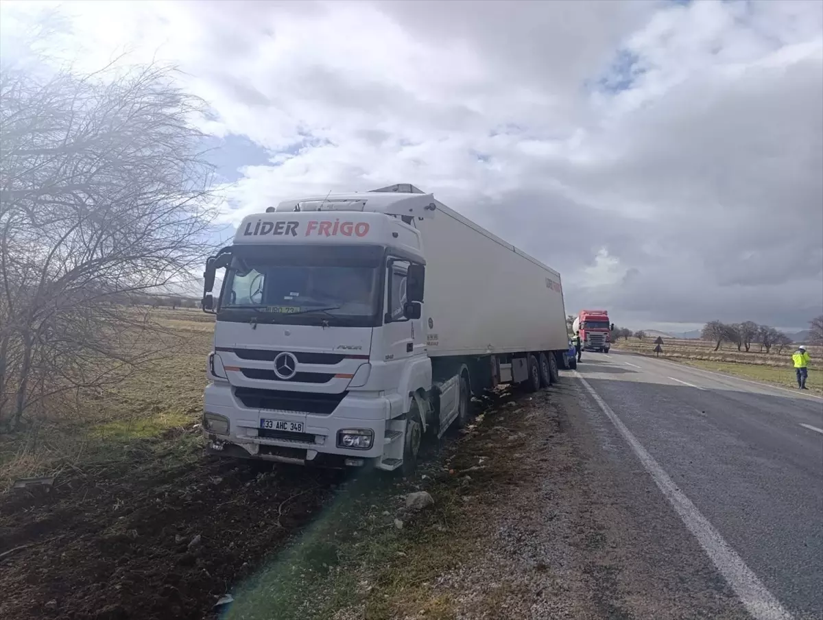 Afyonkarahisar Dinar’da Tır ve Otomobil Çarpışması: 5 Kişi Yaralandı