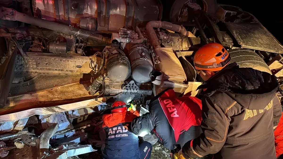 Aksaray’da Tır Devrildi: Sürücü Rıza E. Hayatını Kaybetti