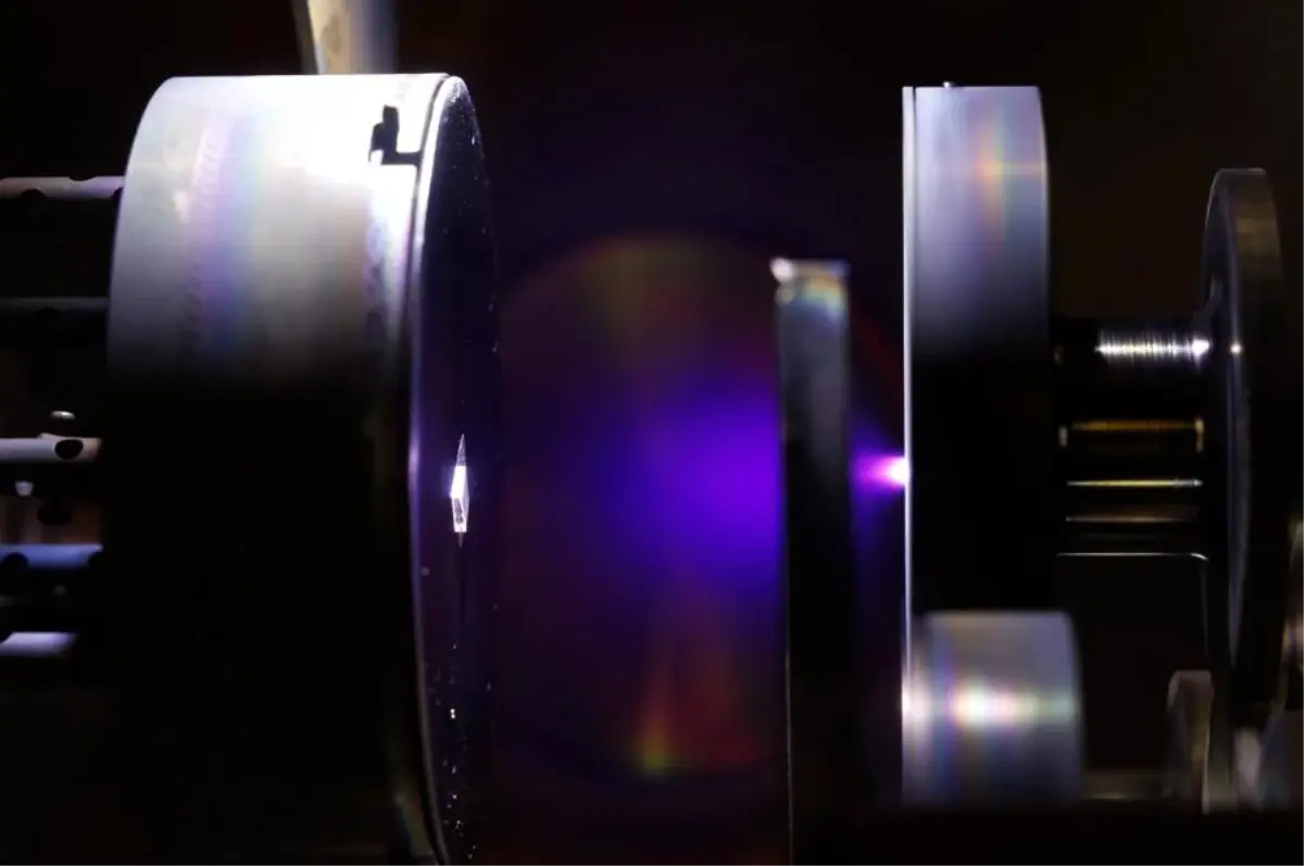 Çinli Bilim Adamları Yeni Ferroelektrik Malzeme ile Bilgi Depolama Kapasitesini Katladı