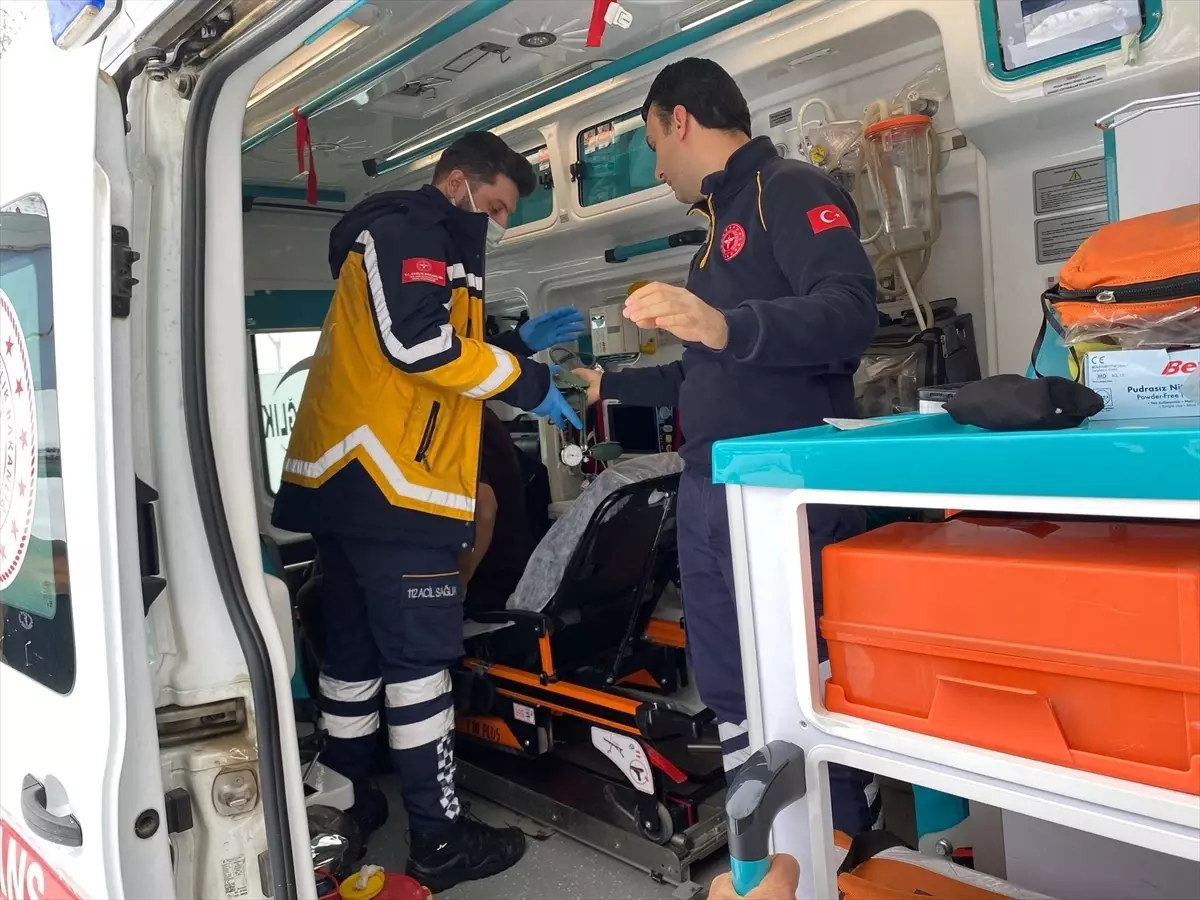 Kar Yağışı Batman Köyünde Yol Kapattı, Tansiyon Hastası Acil Yardım Aldı