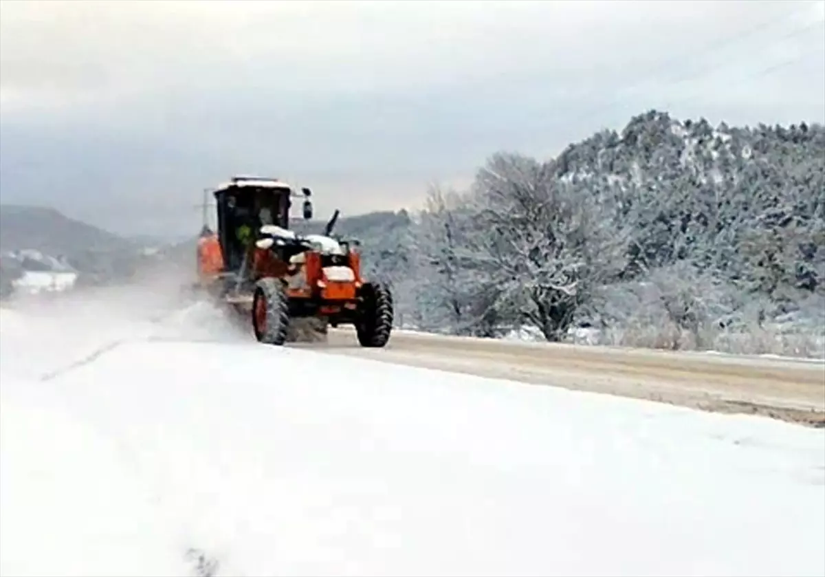 Beypazarı'nda Kar Yağışının Ardından Kırsal Yollar Yeniden Açıldı