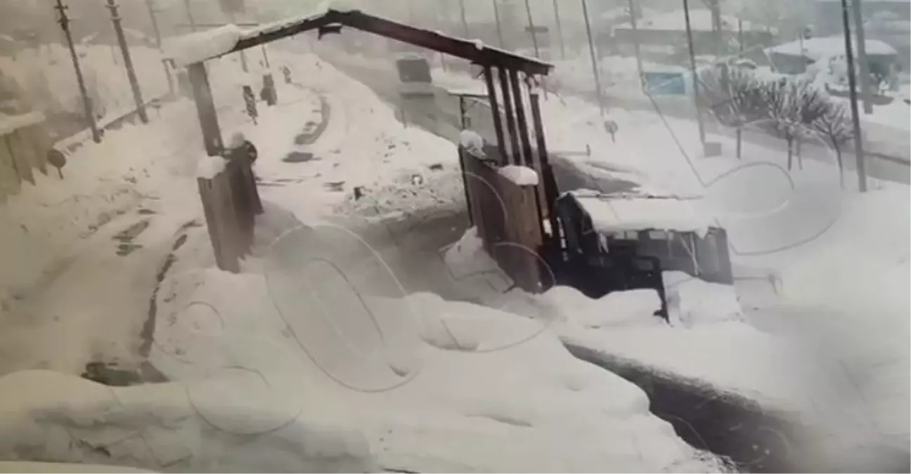 Bitlis'te Otobüs Kontrol Noktasına Çarptı: 4 Polis Memuru Hafif Yaralandı