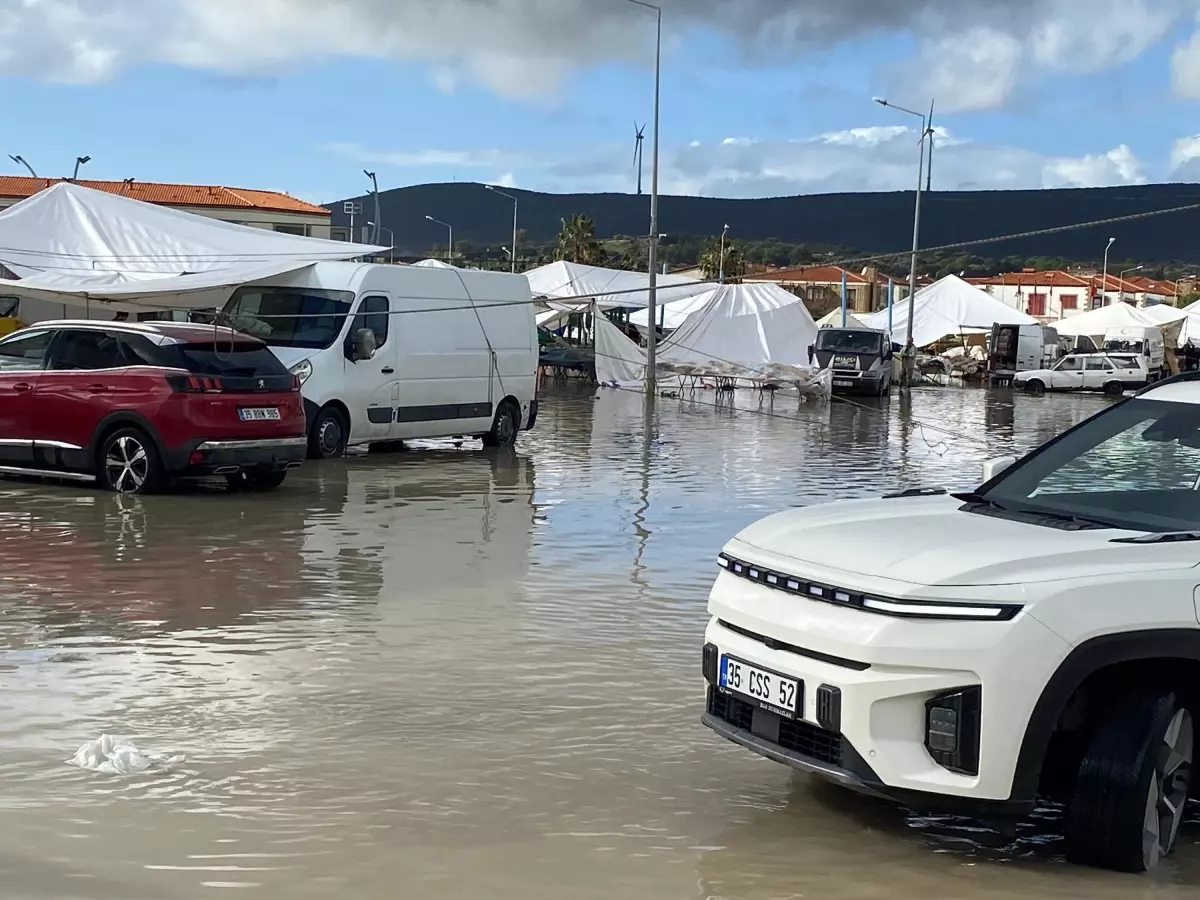 Çeşme'de Şiddetli Sağanak Alaçatı Pazarı ve Kabristanlığı'na Su Getirdi