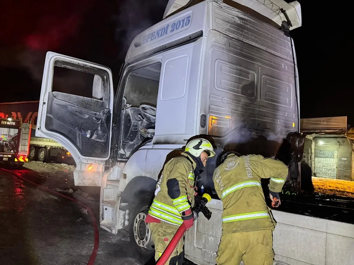 Cizre’de tır yangını sonrası itfaiye ekipleri