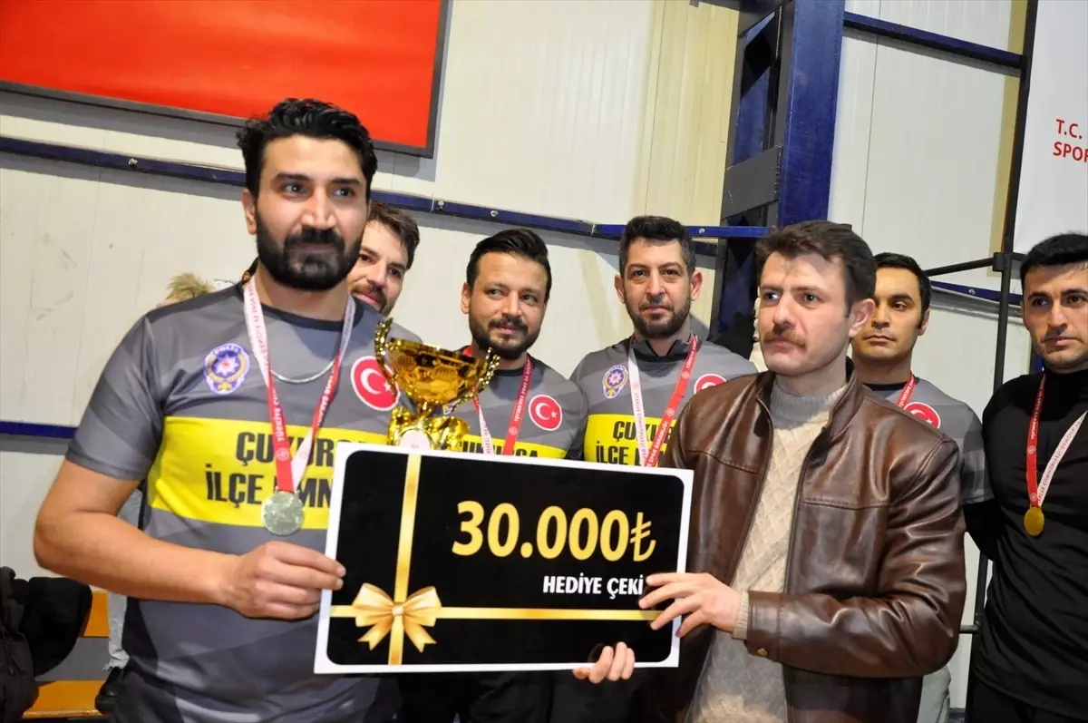 Çukurca İlçe Emniyet Müdürlüğü Voleybol Turnuvasında Birinci Oldu