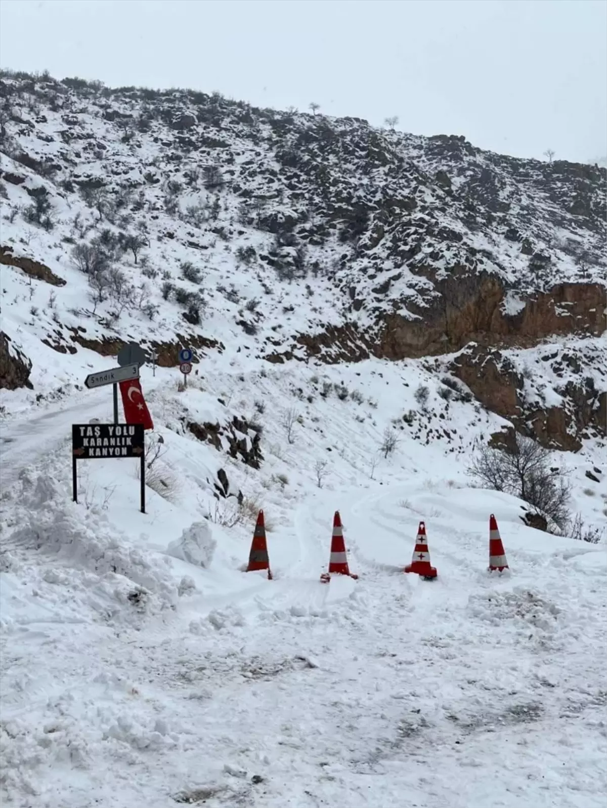 Kemaliye Taş Yolu'nda Çığ Uyarısı: Güvenlik Önlemleri Artırıldı