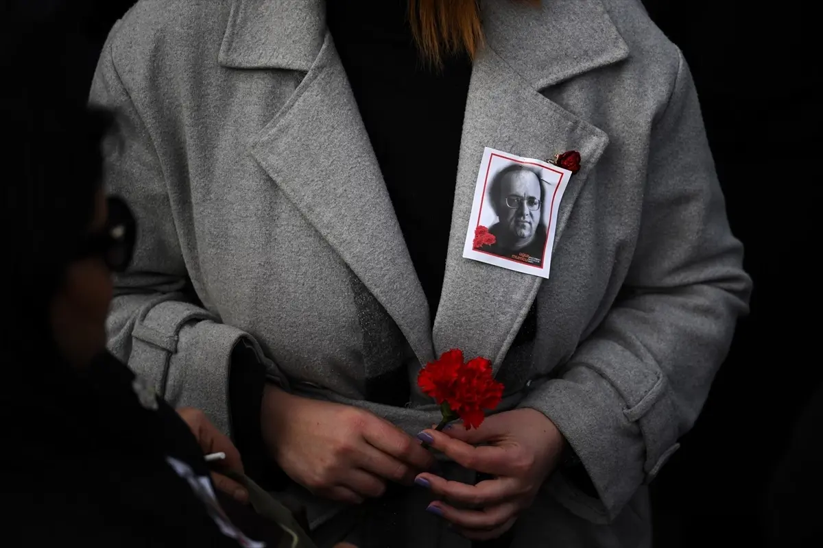 Uğur Mumcu'nun 33. Ölüm Yıldönümü Anıldı: Evinin Önünde Duygusal Bir Anma