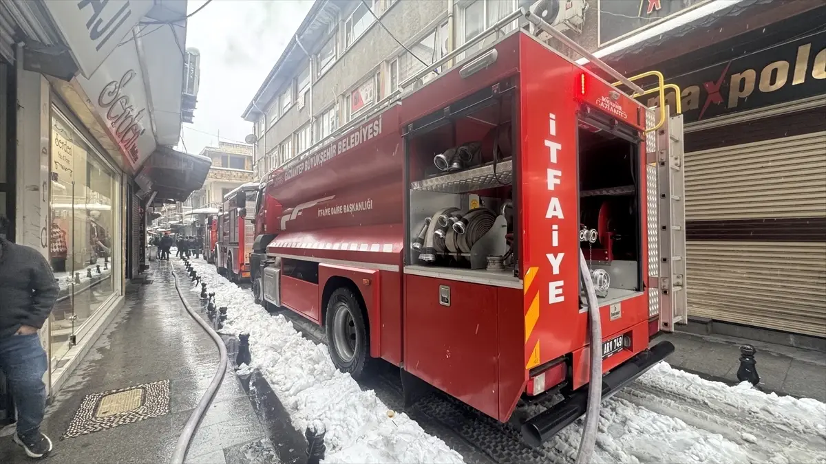 Gaziantep Şahinbey'de İş Yerinde Çıkan Yangın 6 Kişiyi Hastaneye Kaptı