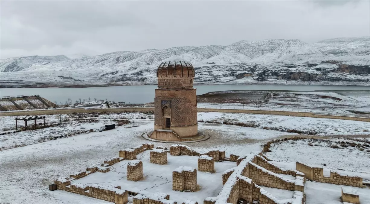 Hasankeyf'te Kar Yağışı Şehrin Tarihi Yapılarını Beyaza Bürüdü