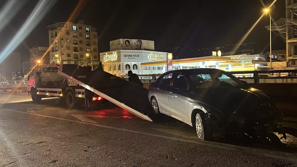 İskenderun’da Bariyere Çarpan Araç Sürücüsü Yaralandı