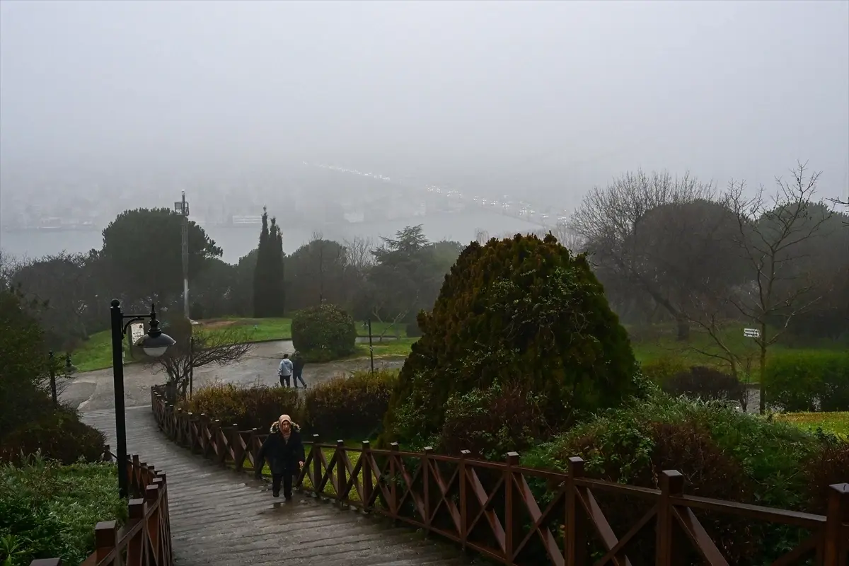 İstanbul’un Bazı İlçelerinde Yoğun Sis Görüş Mesafesini Düşürdü