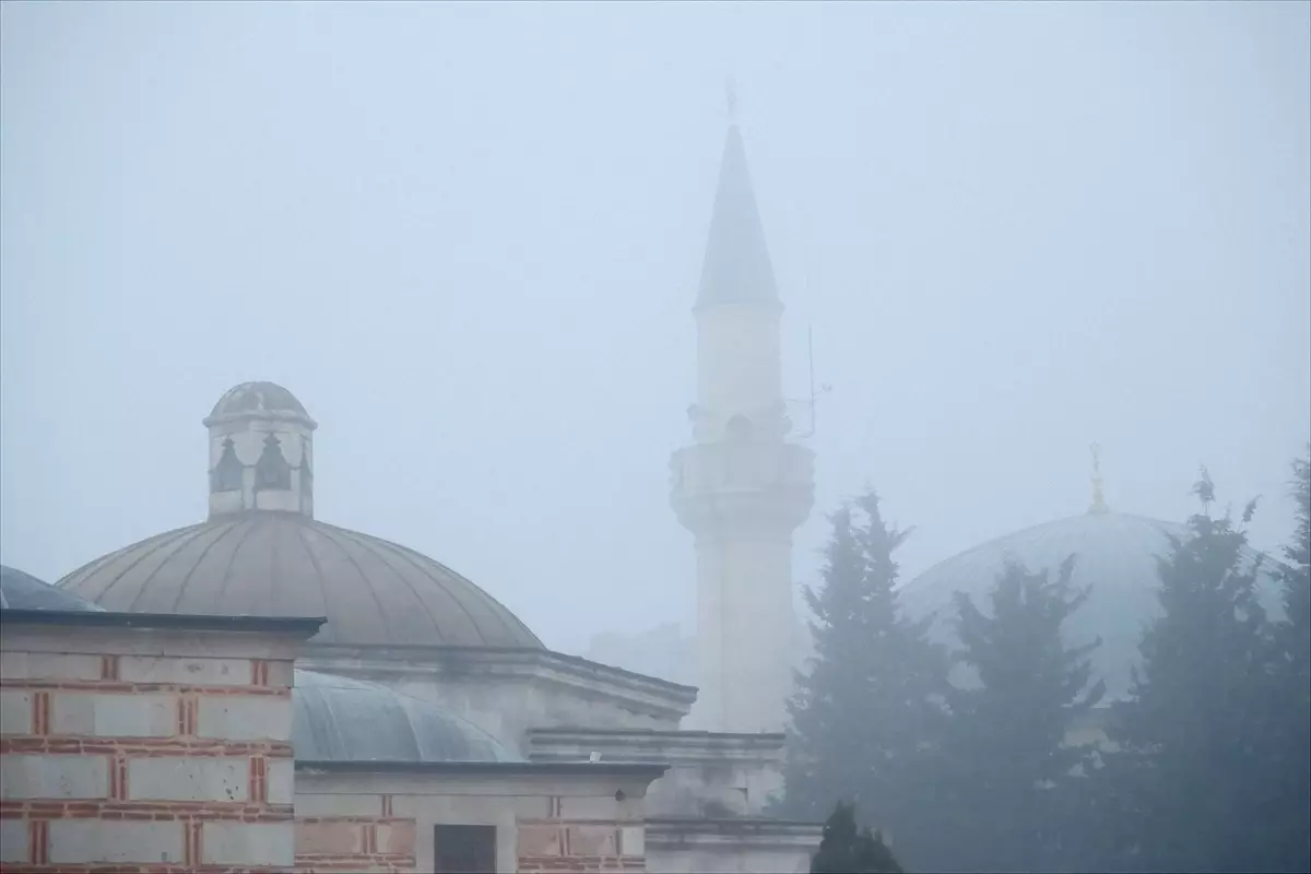 Kırklareli ve Tekirdağ’da Yoğun Sis Görüş Mesafesini 50 Metreye Düşürdü
