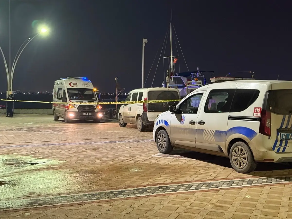 Kocaeli Başiskele Sahilinde Dalgıç Kıyafetli Bir Erkek Cesedi Bulundu