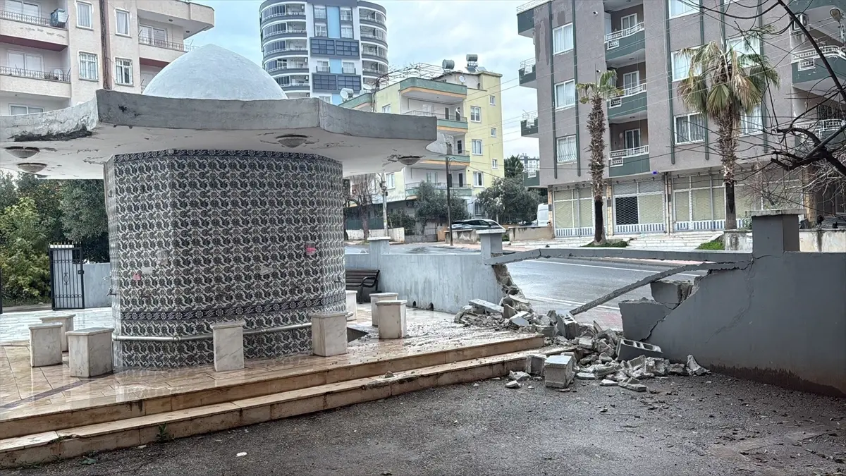 Mersin'de Yağışlı Havada Kaygan Yolda Araç Cip Camii Duvarına Çarptı