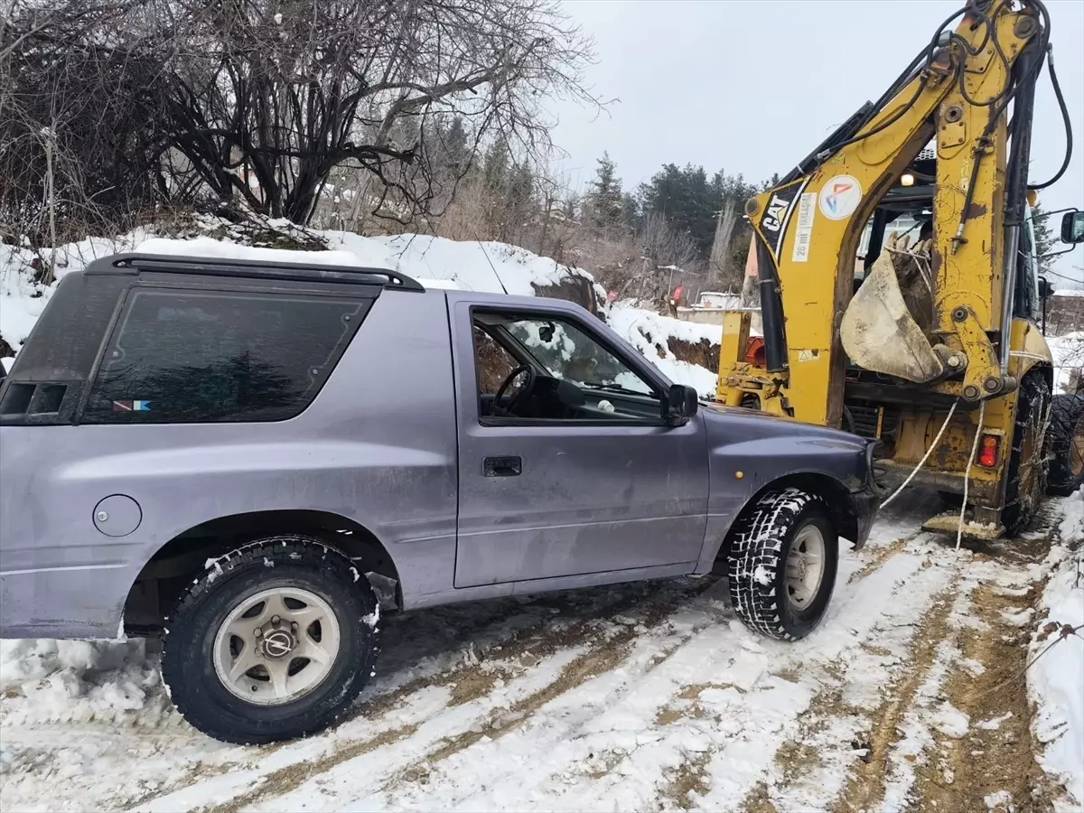 Mersin'de Kar Yağışı Nedeniyle Yol Açma Çalışmaları Hız Kesmeden Sürüyor