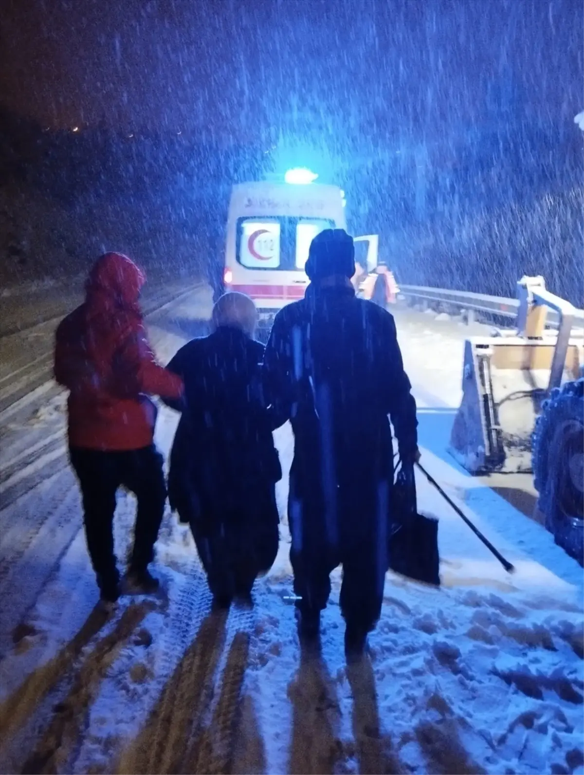 Karla Kapalı Mahallede 65 Yaşındaki Hasta Zorlu Koşullarda Hastaneye Ulaştırıldı
