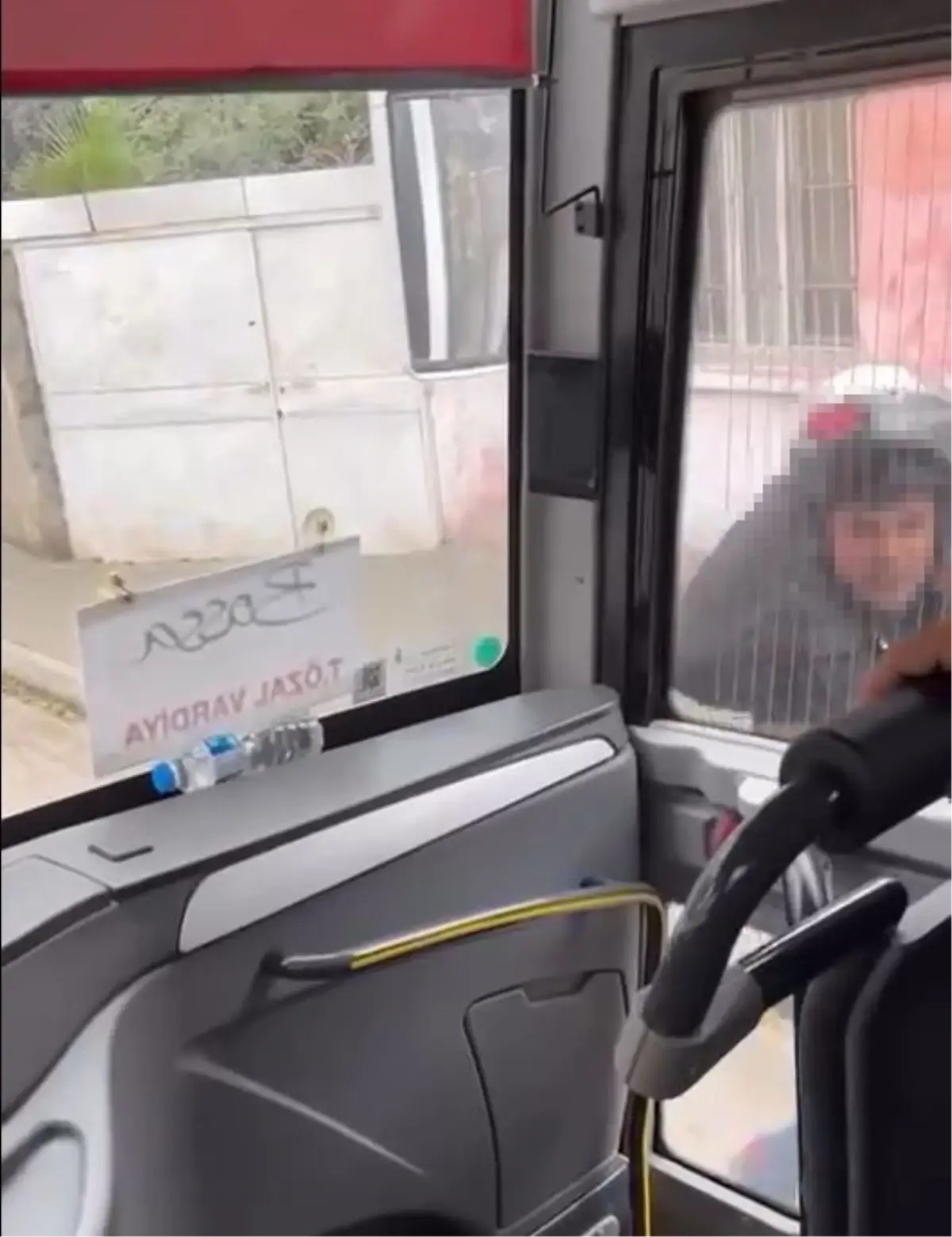 Adana’da Motosiklet Sürücüsü Kaskıyla Servis Minibüsünün Camını Kırdı